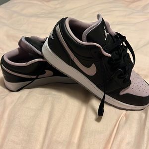 Air Jordan 1 low SE iced lilac and black size 6